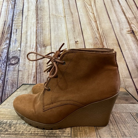 Camel colored fringe wedges size 6.5 - Picture 3 of 9